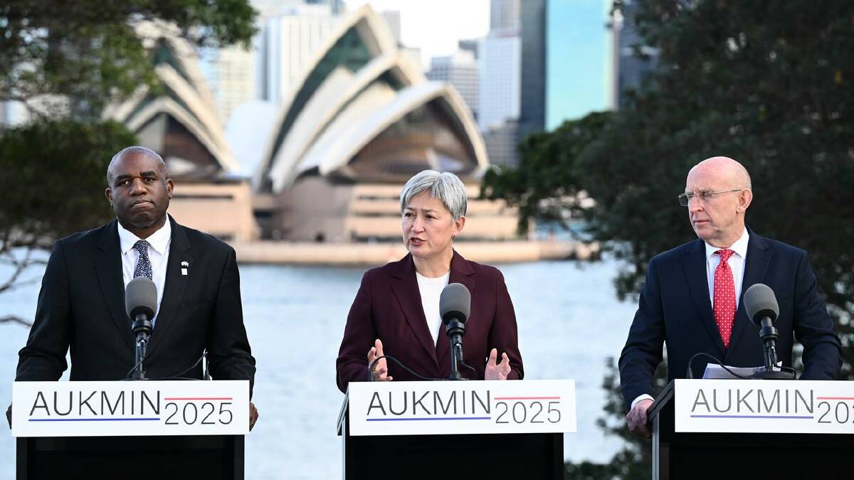 Australia and Britain's defence and foreign ministers pledged to deepen ties to the AUKUS agreement. (Dan Himbrechts/AAP PHOTOS)