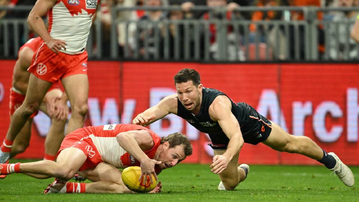 Giants skipper Toby Greene battles Swans' Harry Cunningham for possession in Friday's AFL victory. (Dean Lewins/AAP PHOTOS)