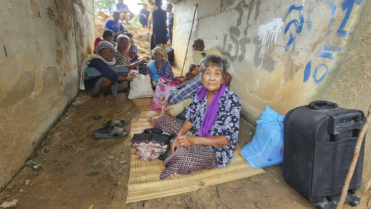 Thai residents fled to shelters during the clashes. (AP PHOTO)