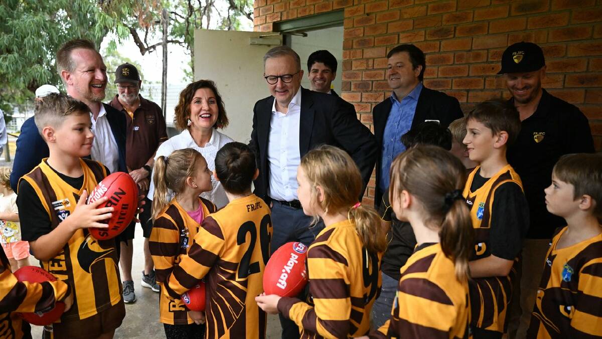 The prime minister likens campaigning more to mountain climbing than the Masters golf tournament. (James Ross/AAP PHOTOS)