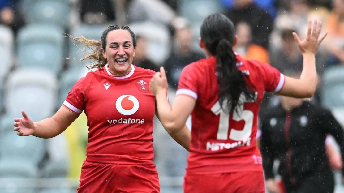 Courtney Keight helped set up Nel Metcalfe's (R) second try for Wales. (Darren England/AAP PHOTOS) Courtney Keight helped set up Nel Metcalfe's (R) second try for Wales. (Darren England/AAP PHOTOS)