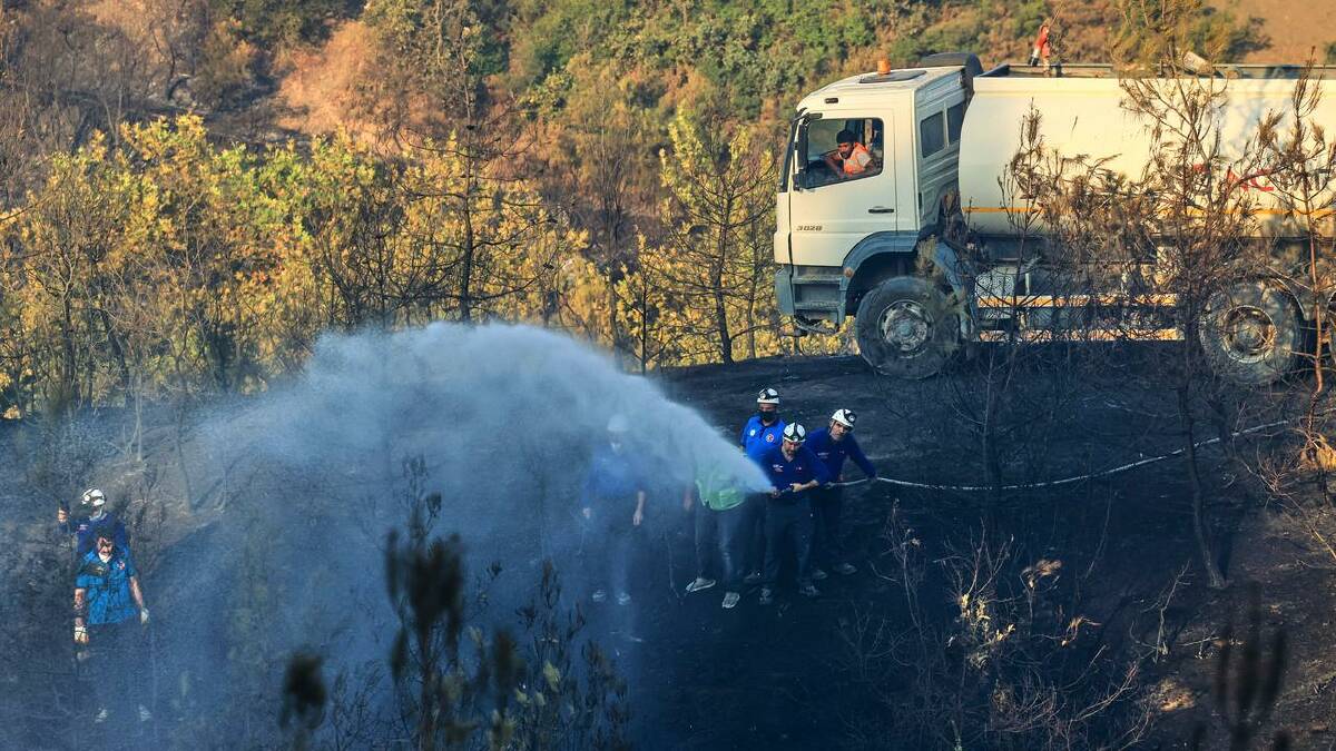 Firefighters work to extinguish a wildfire in Bursa, Turkey, (AP PHOTO) Firefighters work to extinguish a wildfire in Bursa, Turkey, (AP PHOTO)