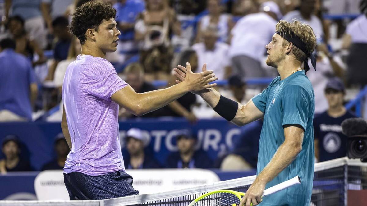 Ben Shelton congratulates Alejandro Davidovich Fokina on his semi-final victory. (EPA PHOTO) Ben Shelton congratulates Alejandro Davidovich Fokina on his semi-final victory. (EPA PHOTO)