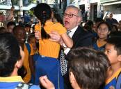 Prime Minister Anthony Albanese got a hero's welcome when he visited a western Sydney school. Photo: Lukas Coch/AAP PHOTOS