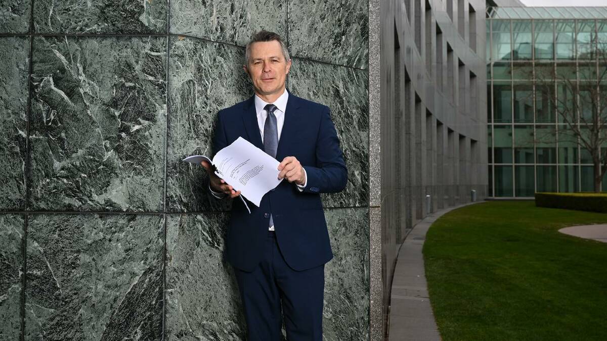 Removing funding if centres do not improve could be as simple as one breach, says Jason Clare. (Lukas Coch/AAP PHOTOS)