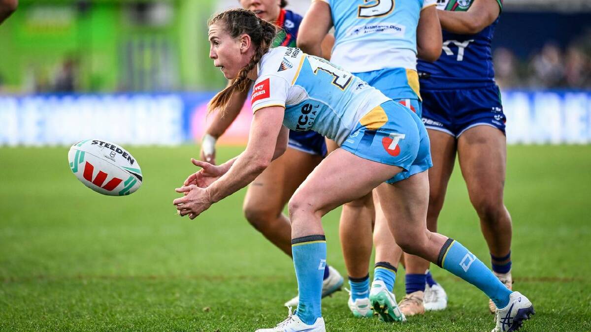 Titans captain Georgia Hale throws out a pass against the Warriors in Auckland.  (Andrew Cornaga/AAP PHOTOS)