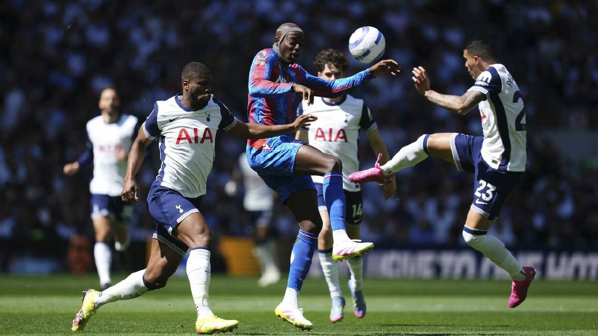 Crystal Palace's Jean-Philippe Mateta (c) battles for the ball with Tottenham's Pedro Porro (r). (AP PHOTO) Crystal Palace's Jean-Philippe Mateta (c) battles for the ball with Tottenham's Pedro Porro (r). (AP PHOTO)