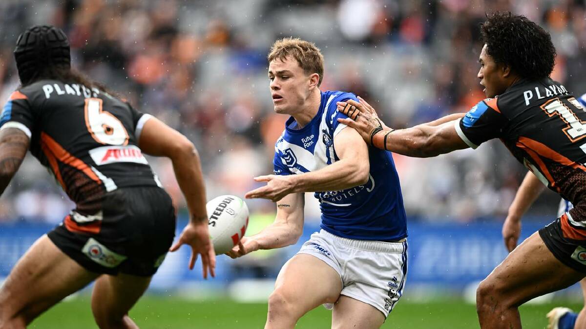 Lachlan Galvin (c) will start in the halves for the Bulldogs against the Warriors. (Dan Himbrechts/AAP PHOTOS) Lachlan Galvin (c) will start in the halves for the Bulldogs against the Warriors. (Dan Himbrechts/AAP PHOTOS)