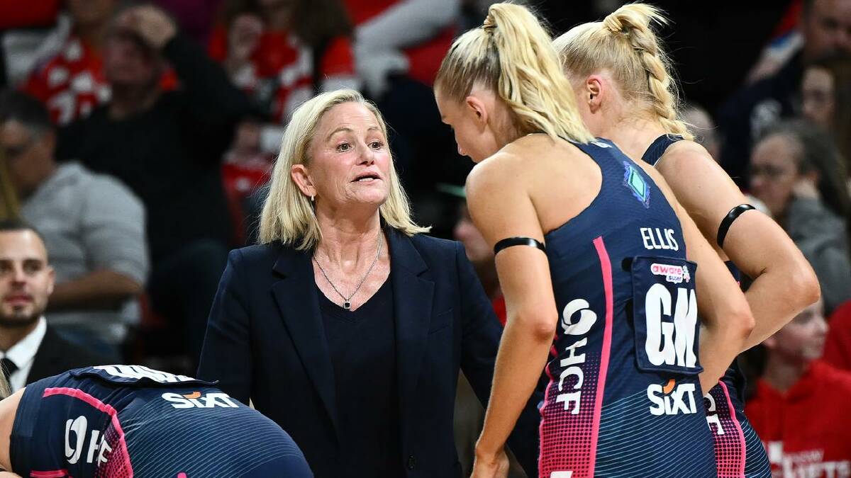 McKinnis addresses her players during the thrilling preliminary final win over the Swifts. (Bianca De Marchi/AAP PHOTOS)