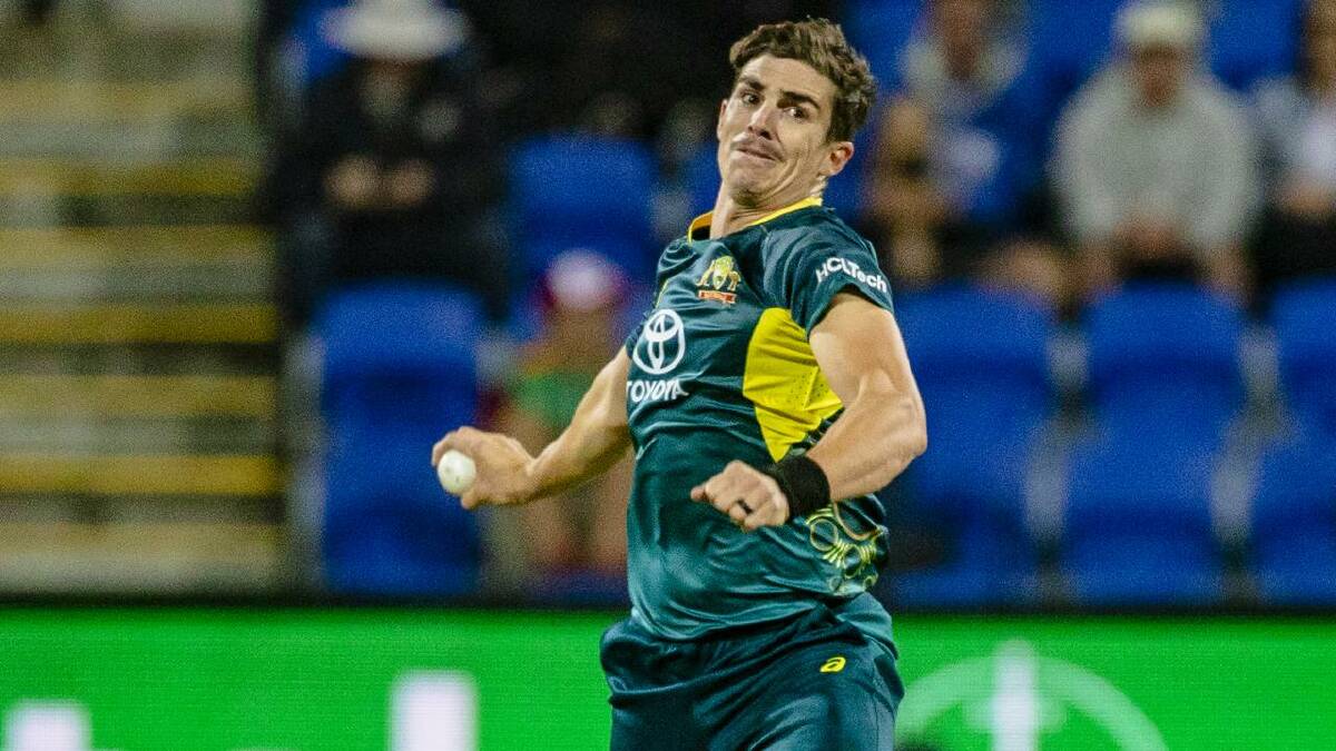 Recalled paceman Sean Abbott conceded just 21 runs off four overs in a high-scoring match. (Linda Higginson/AAP PHOTOS)