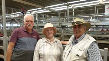 Alan Mitchell, left, sold 86 Angus steers to $1150 at Barnawartha, and repeat buyers, Bryan and Fenella Burgess, purchased some of Alan's steers for $1000, Thursday.